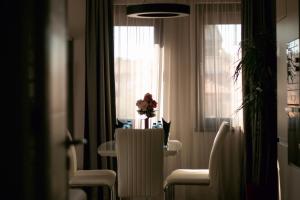 卡赞勒克Dariq的一间有桌子、椅子和窗户的房间