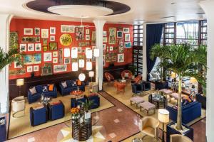 eine Lobby eines Hotels mit blauen Stühlen und Pflanzen in der Unterkunft Albion Hotel in Miami Beach
