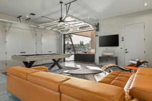 TV a/nebo společenská místnost v ubytování Dragonfly by Fieldtrip Luxe Oasis w Resort Pool