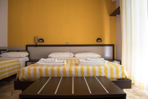 A bed or beds in a room at Hotel Mirage