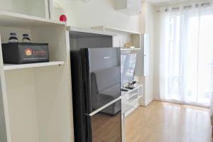 Η κουζίνα ή μικρή κουζίνα στο Cozy Stay and Homey 2BR Vida View Apartment By Travelio