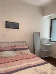 Un dormitorio con una cama con un cartel en la pared. en Ereens homestay 3 bedroom apartment, en Brinchang