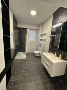 Ένα μπάνιο στο Luxury Apartments Peshtani +39 φωτογραφίες
