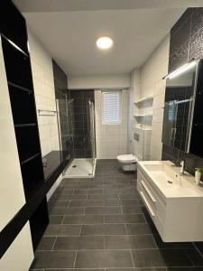 Ένα μπάνιο στο Luxury Apartments Peshtani
