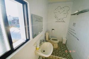 Koupelna v ubytování Dulan Tranquilo Hostel 台東都蘭晃輕鬆背包客棧 + 37 fotografií