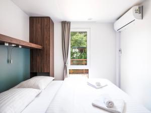 Posteľ alebo postele v izbe v ubytovaní Zaton Holiday Resort Mobile Homes