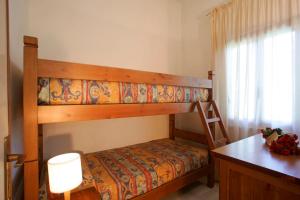 a bedroom with a bunk bed and a desk at Appartamenti in Villa e Casali a Giannella in Santa Liberata