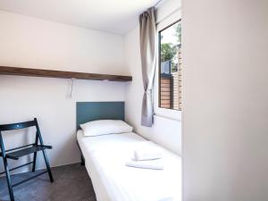 Posteľ alebo postele v izbe v ubytovaní Zaton Holiday Resort Mobile Homes