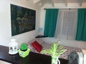 een woonkamer met een bank en een tafel bij Apartment Smeraldo in Bayahibe