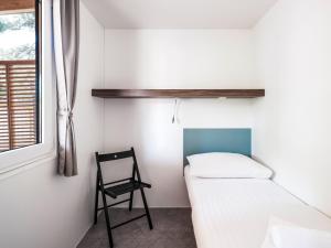 Posteľ alebo postele v izbe v ubytovaní Zaton Holiday Resort Mobile Homes