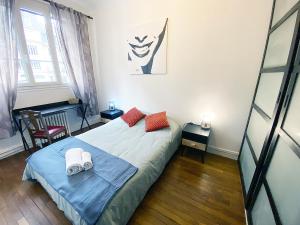 Un dormitorio con una cama con dos toallas encima. en Le Cathédrale - Hypercentre - Wifi, en Reims