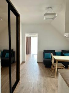 Апартаменти Velvet Rooms في سكيدنيستا: غرفة معيشة مع مرآة وطاولة
