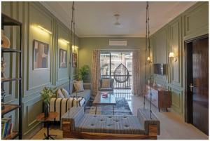 TV a/nebo společenská místnost v ubytování Umaid Heritage 3BHK with Stunning View Jodhpur