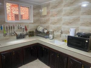 Kuchyň nebo kuchyňský kout v ubytování Riad Atlas logement entier privé avec jacuzzi au cœur de Marrakesh entire accommodation