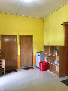 Η κουζίνα ή μικρή κουζίνα στο MZ HOMESTAY BELAKANG MASJiD MACHANG