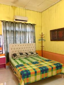 Ένα ή περισσότερα κρεβάτια σε δωμάτιο στο MZ HOMESTAY BELAKANG MASJiD MACHANG