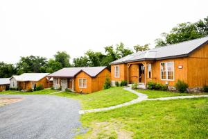 een rij houten huizen met een oprit bij The Lodges at Gettysburg in Gettysburg