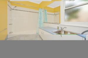un bagno con lavandino e doccia di Anderson a Apollo Bay