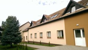 GödBuda K Hotel的院子里一排有树的房屋