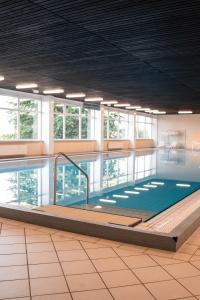 una grande piscina in un grande edificio con di Ferienwohnung Weitblick 274 a Hohegeiss
