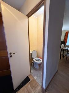 Photo de la galerie de l'établissement Duplex de charme près du golf, wifi et parking, à Bellême 10 autres photos