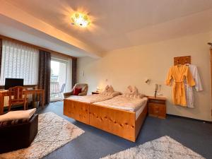 Postel nebo postele na pokoji v ubytování Pension zum Löwen, Parkplatz, Frühstück, Wlan, Zentral
