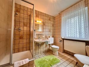 Koupelna v ubytování Pension zum Löwen, Parkplatz, Frühstück, Wlan, Zentral + 37 fotografií