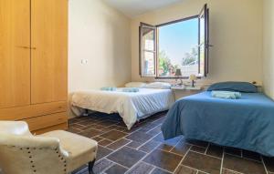 una camera da letto con due letti e una finestra di Casa Amelie a Lanjarón Altre 34 foto