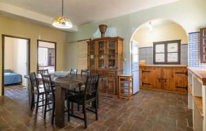 una cucina e una sala da pranzo con tavolo e sedie di Casa Amelie a Lanjarón
