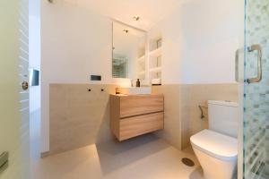 a bathroom with a toilet and a sink and a shower at Villas Flamenco Beach Conil in Conil de la Frontera