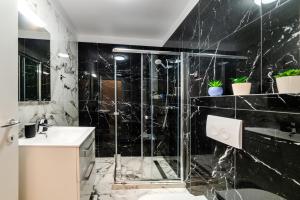 Et badeværelse på Lexxa 4 Casa Del Mar -Mamaia Nord + 31 billeder