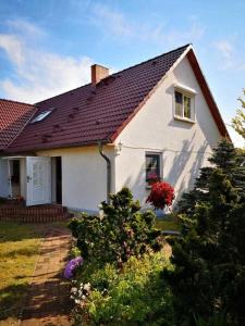 a white house with a red roof at Ferienwohnung "Röwer" in Neu Gaarz