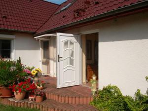a white door on the side of a house at Ferienwohnung "Röwer" in Neu Gaarz