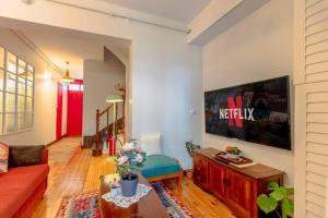 TV a/nebo společenská místnost v ubytování 5BR Haven in Cihangir - Near Istiklal & Taksim