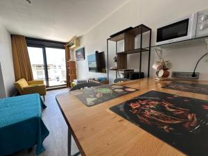 圣丹尼斯StuDio 75 pour 2 personnes avec terrasse - vue mer的一间带木桌的客厅和一间带