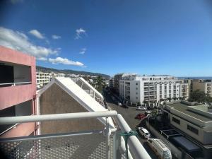 圣丹尼斯StuDio 75 pour 2 personnes avec terrasse - vue mer的相册照片