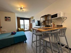 StuDio 75 pour 2 personnes avec terrasse - vue mer的厨房或小厨房