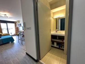 StuDio 75 pour 2 personnes avec terrasse - vue mer客房内的一张或多张床位