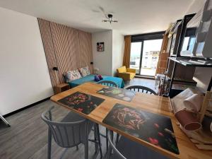 StuDio 75 pour 2 personnes avec terrasse - vue mer的休息区