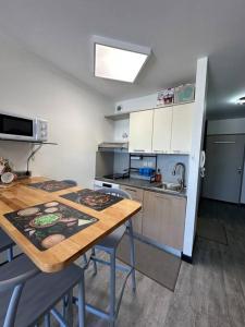 StuDio 75 pour 2 personnes avec terrasse - vue mer的厨房或小厨房