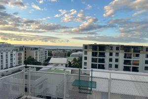 StuDio 75 pour 2 personnes avec terrasse - vue mer的阳台或露台