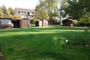 a yard with a building and a house at Ferienwohnung "Meißner" in Rechlin