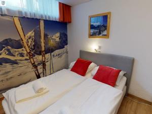 sypialnia z łóżkiem z nartami na ścianie w obiekcie Studio Alpin -10A by Four Seasons Apartments w Kaprunie