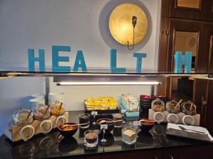 a table with a sign that says tea lift at Hotel la Palma au Lac in Locarno