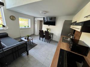 Kuchyň nebo kuchyňský kout v ubytování apartman 50m2 garden parking Free