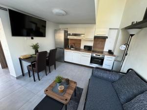 Kuchyň nebo kuchyňský kout v ubytování apartman 50m2 garden parking Free