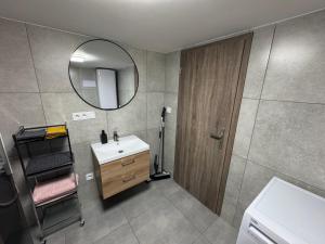 Koupelna v ubytování apartman 50m2 garden parking Free + 37 fotografií
