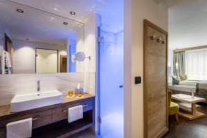 Ένα μπάνιο στο Hotel La Fradora - Dolomites Hotel +43 φωτογραφίες