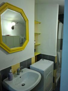 Bilik mandi di Tuscany Gorello Underground apart +29 gambar
