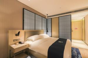 Postel nebo postele na pokoji v ubytování Echarm Hotel Foshan Qianqiu Xiqiao Mountain Scenic Area Shop